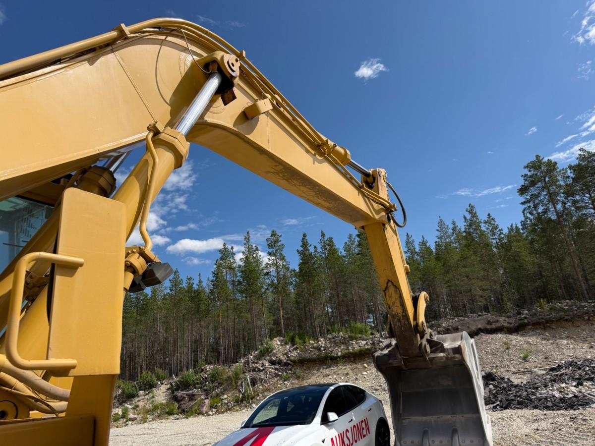 1993 mod. Cat 245 D gravemaskin på 71 tonn m/tannskuff. Sertifisert