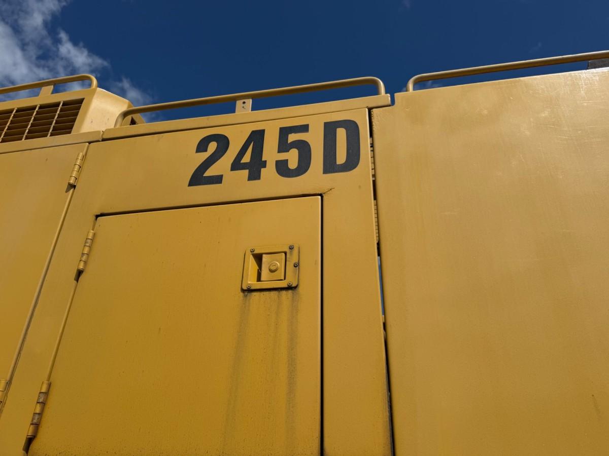 1993 mod. Cat 245 D gravemaskin på 71 tonn m/tannskuff. Sertifisert