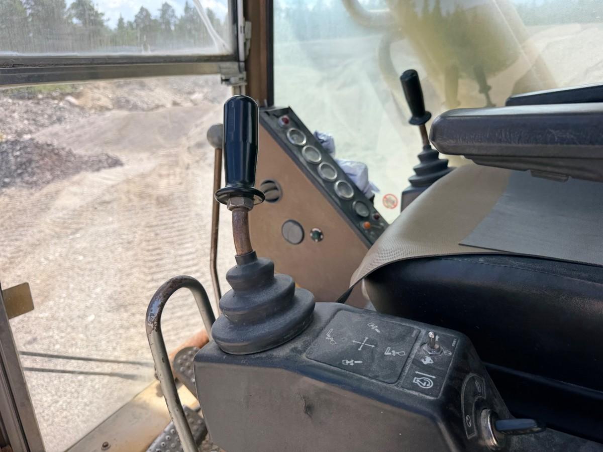 1993 mod. Cat 245 D gravemaskin på 71 tonn m/tannskuff. Sertifisert