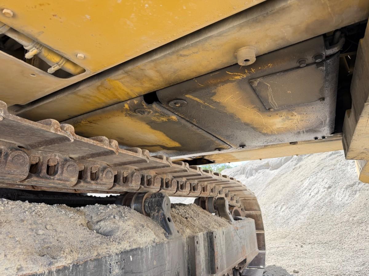 1993 mod. Cat 245 D gravemaskin på 71 tonn m/tannskuff. Sertifisert