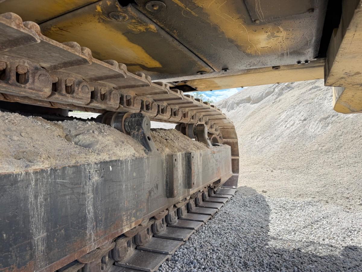 1993 mod. Cat 245 D gravemaskin på 71 tonn m/tannskuff. Sertifisert