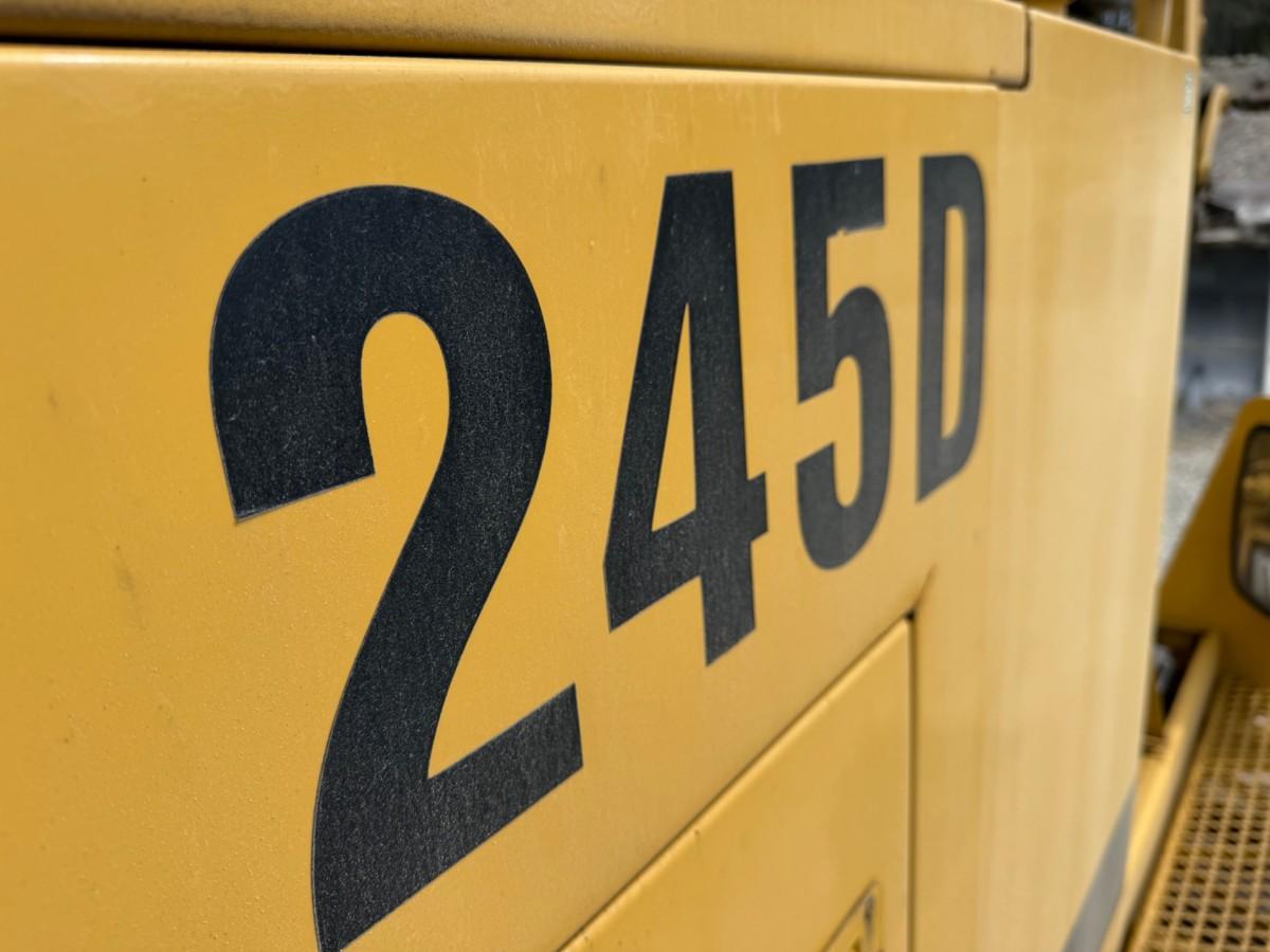 1993 mod. Cat 245 D gravemaskin på 71 tonn m/tannskuff. Sertifisert
