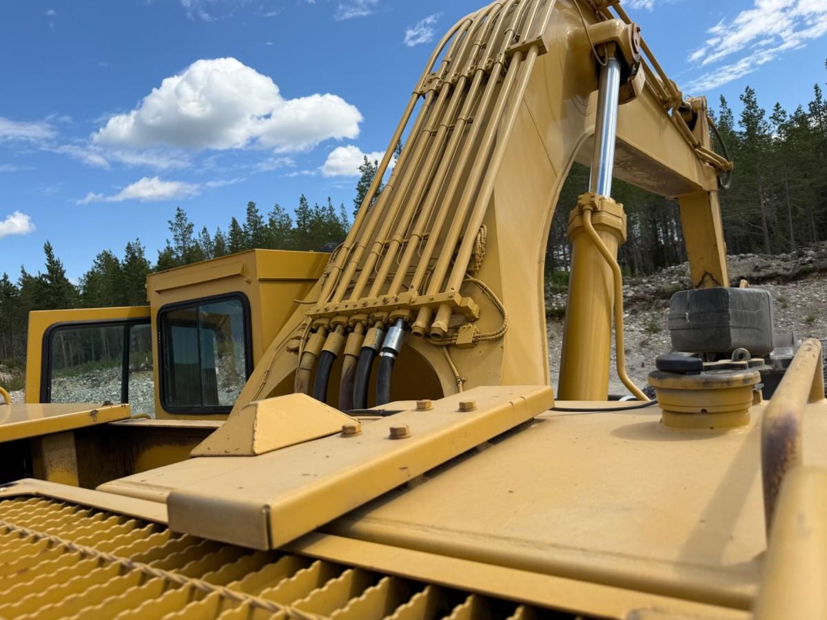 1993 mod. Cat 245 D gravemaskin på 71 tonn m/tannskuff. Sertifisert