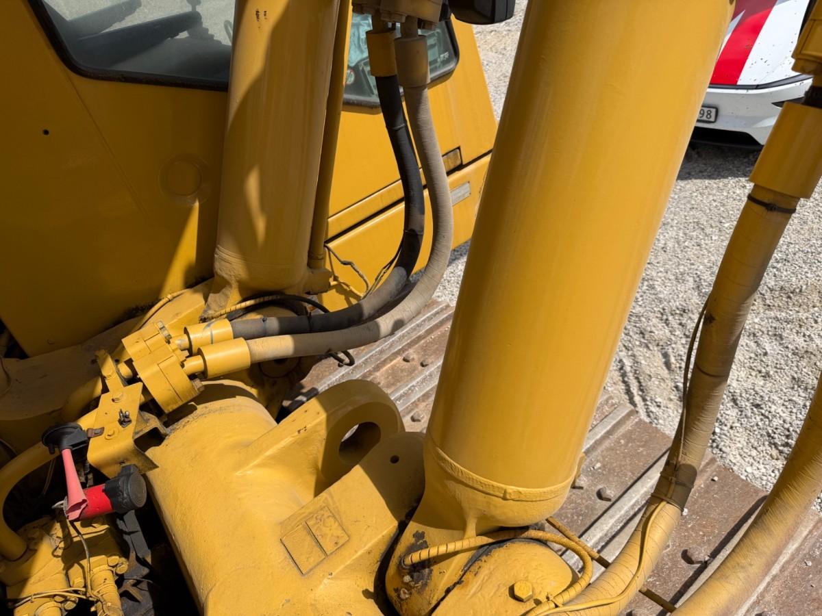 1993 mod. Cat 245 D gravemaskin på 71 tonn m/tannskuff. Sertifisert