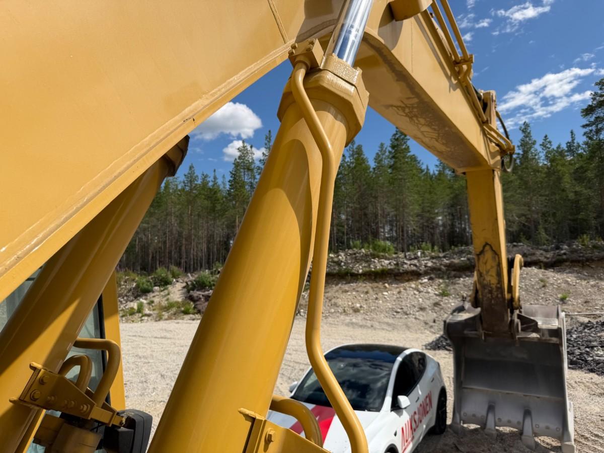1993 mod. Cat 245 D gravemaskin på 71 tonn m/tannskuff. Sertifisert