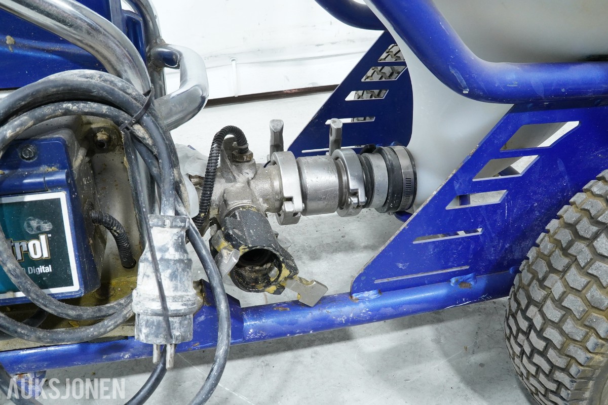Graco T-MAX 657 sprøyteanlegg med materialbeholder og slanger