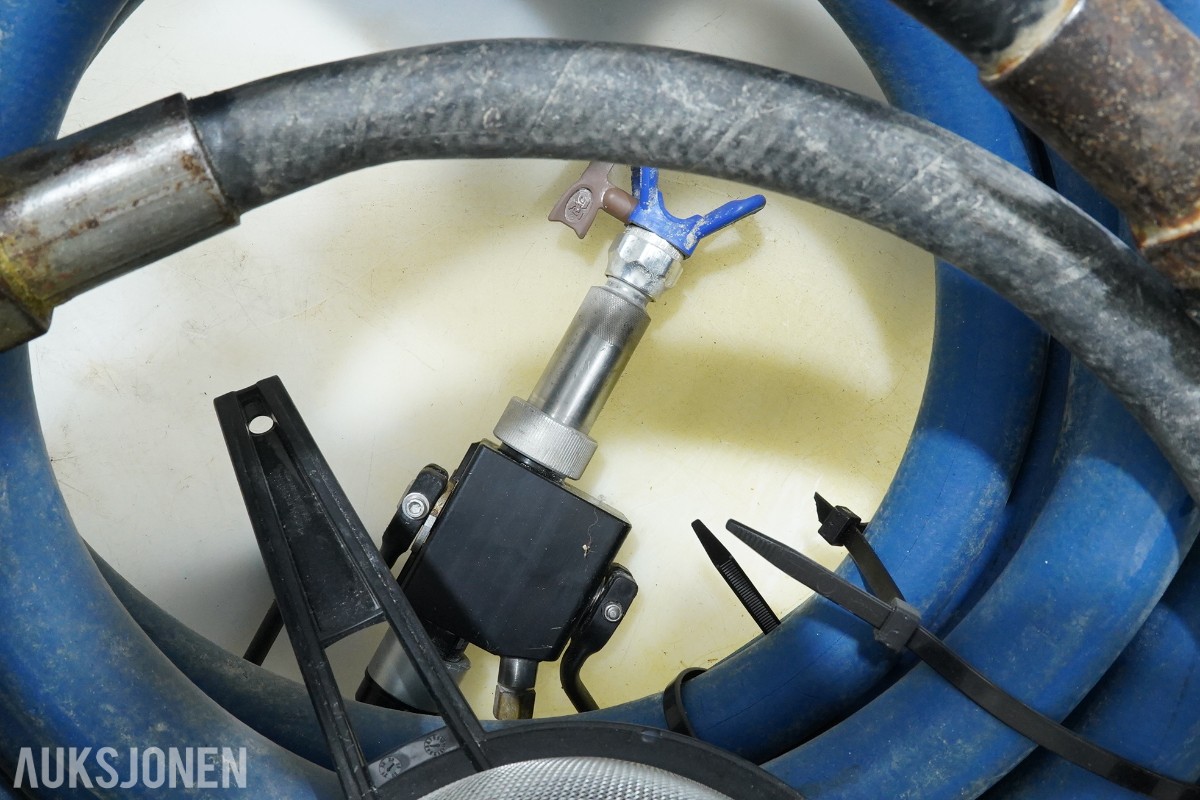 Graco T-MAX 657 sprøyteanlegg med materialbeholder og slanger
