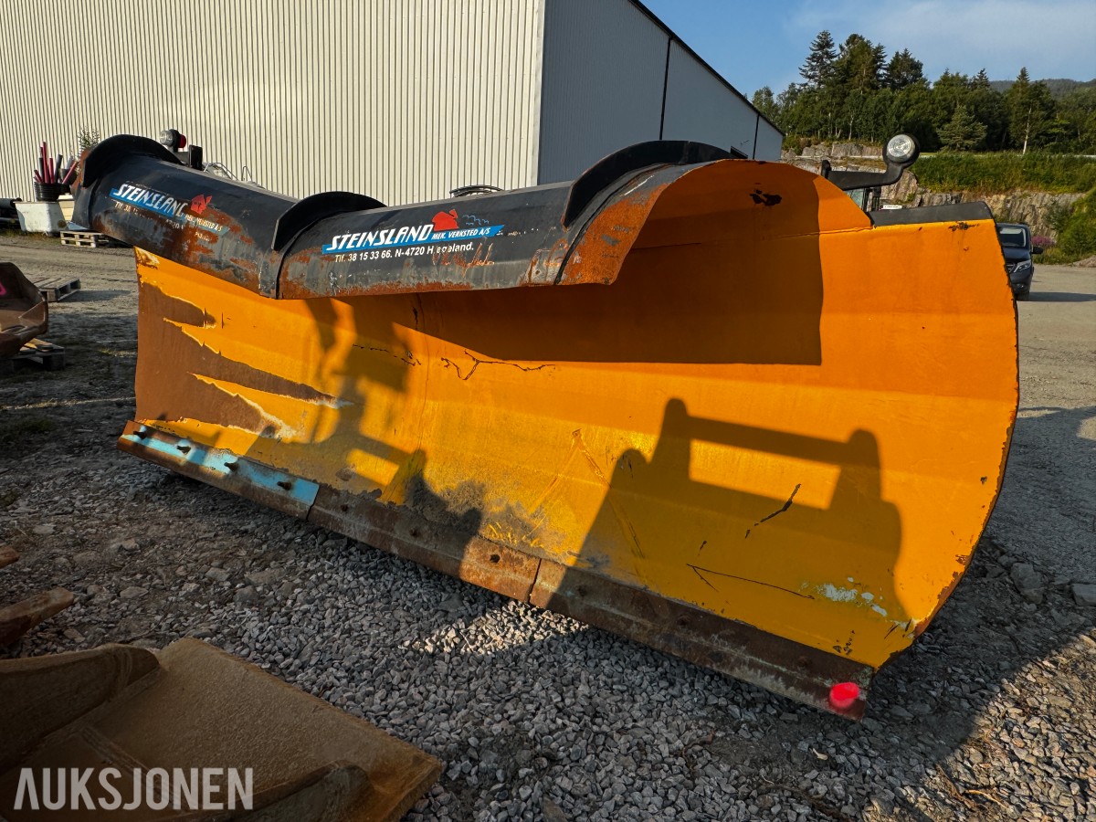 Steinsland hydraulisk V-plog – komplett med hurtigfeste og MACH-styring