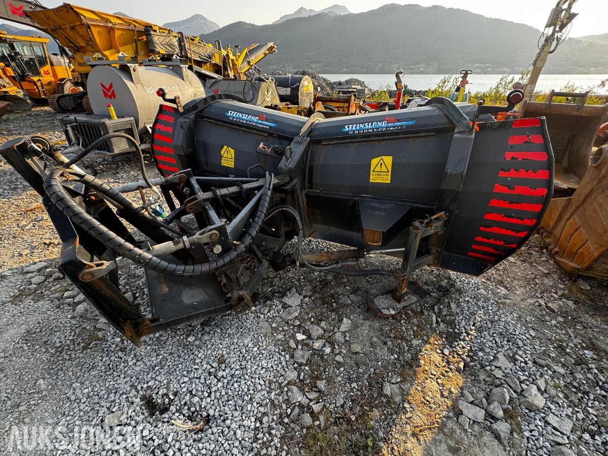 Steinsland hydraulisk V-plog – komplett med hurtigfeste og MACH-styring