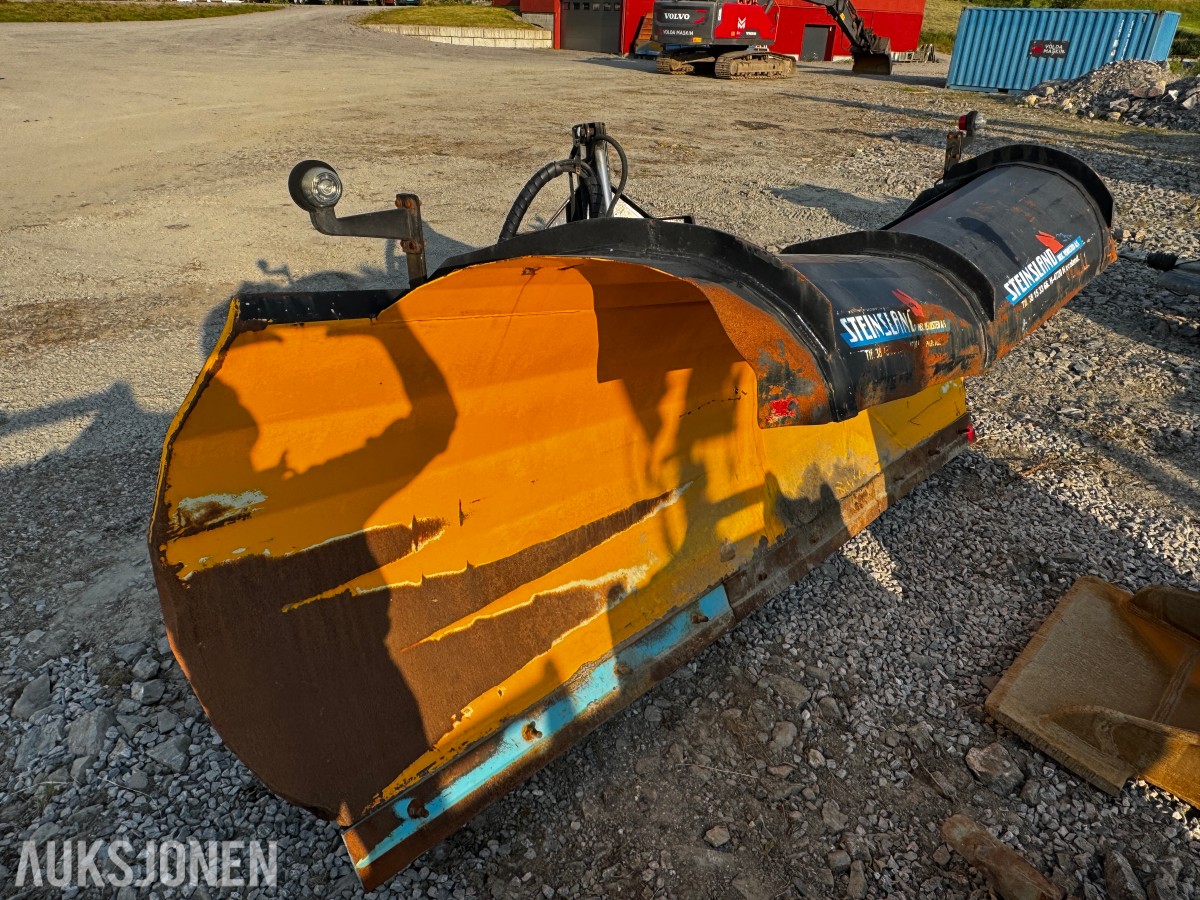 Steinsland hydraulisk V-plog – komplett med hurtigfeste og MACH-styring