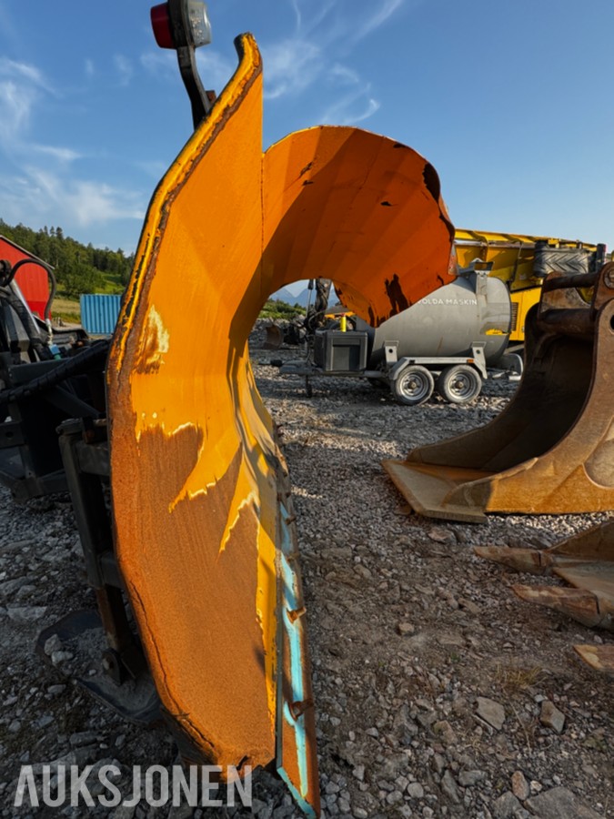 Steinsland hydraulisk V-plog – komplett med hurtigfeste og MACH-styring