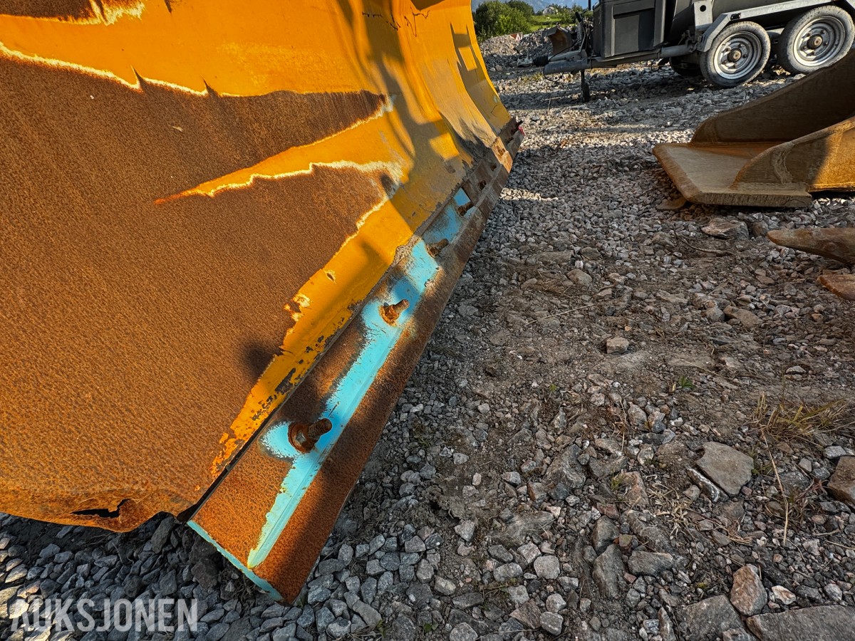 Steinsland hydraulisk V-plog – komplett med hurtigfeste og MACH-styring