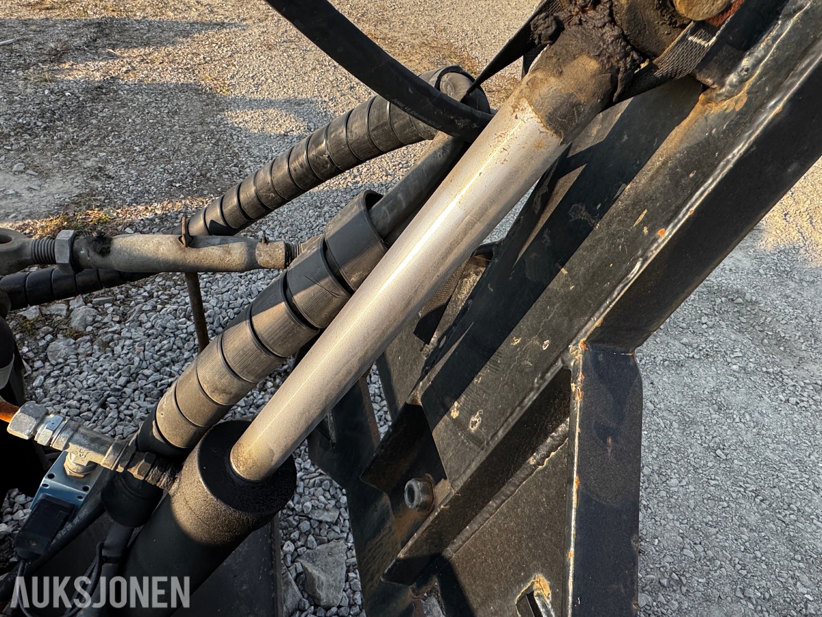 Steinsland hydraulisk V-plog – komplett med hurtigfeste og MACH-styring