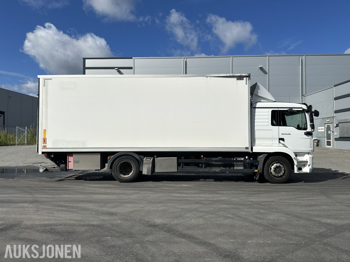 2018 MAN TGM 290 2 X 4 18 pll m/fullsideåpning og 2t bakløft