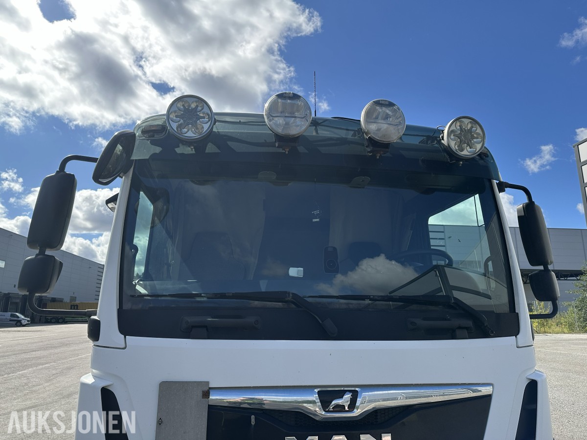 2018 MAN TGM 290 2 X 4 18 pll m/fullsideåpning og 2t bakløft