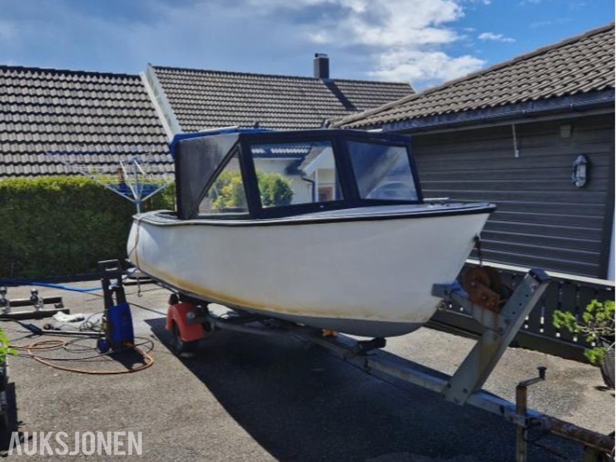 Komplett båtprosjekt med henger og 30 hk motor selges
