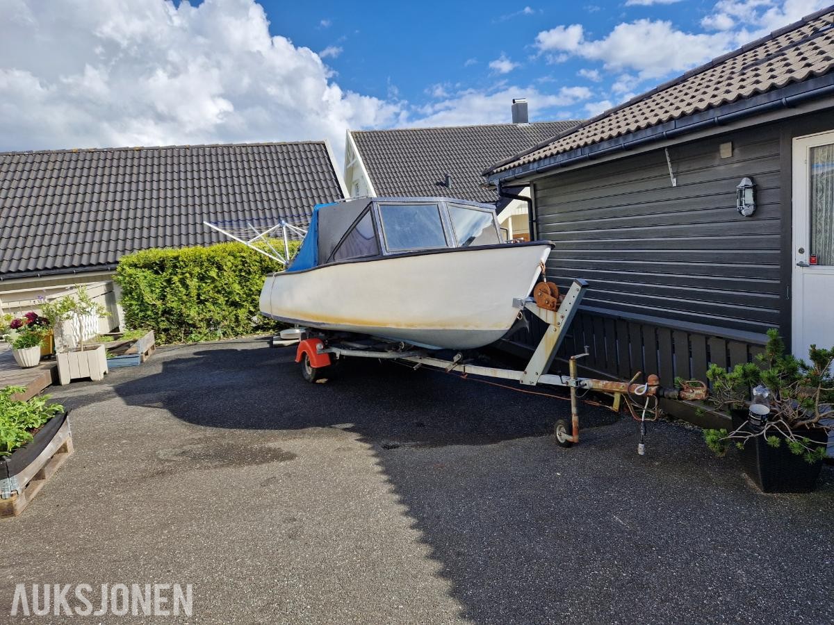 Komplett båtprosjekt med henger og 30 hk motor selges
