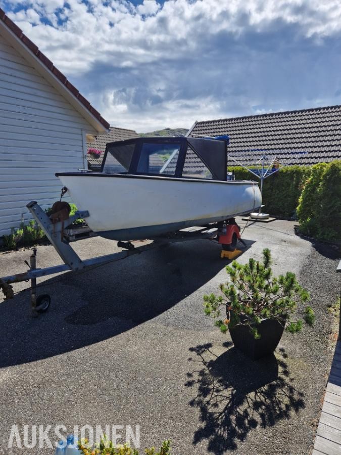Komplett båtprosjekt med henger og 30 hk motor selges