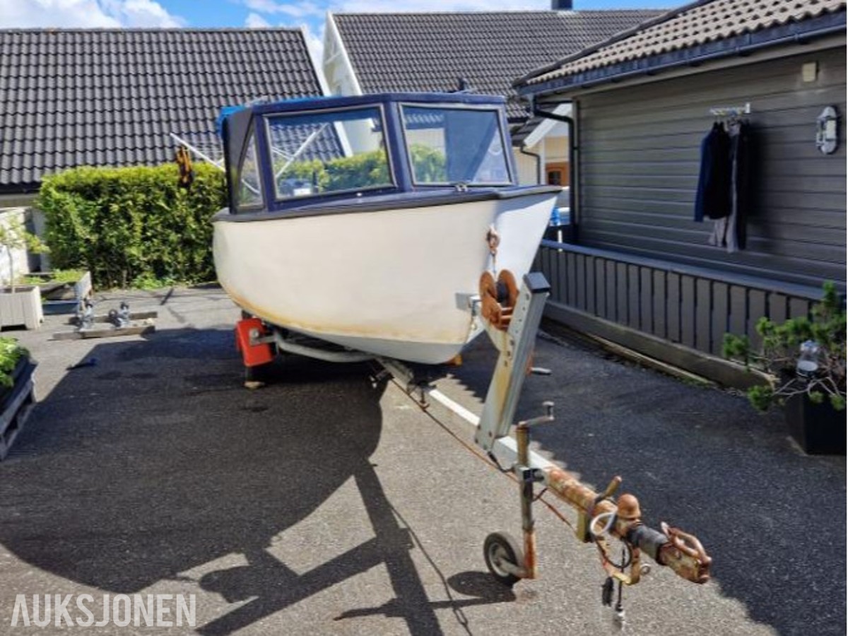 Komplett båtprosjekt med henger og 30 hk motor selges