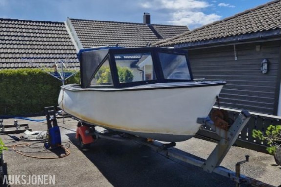 Komplett båtprosjekt med henger og 30 hk motor selges