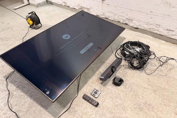 2022 Samsung QB65B 65” tommer 4K-skjerm med Logitech MeetUp konferanseløsning