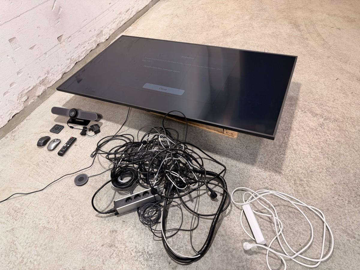 2022 Samsung QB75B 75” 4K-skjerm med Logitech MeetUp konferanseløsning