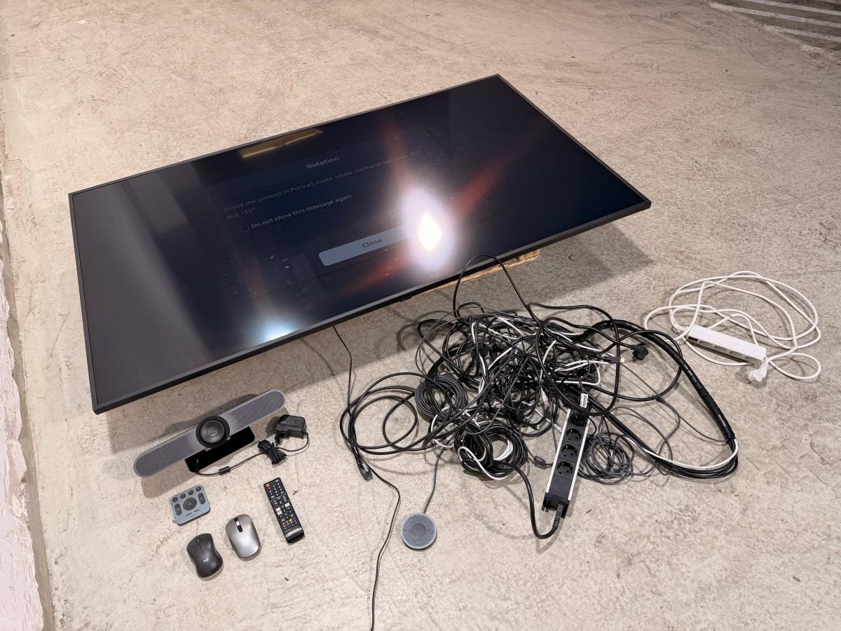2022 Samsung QB75B 75” 4K-skjerm med Logitech MeetUp konferanseløsning