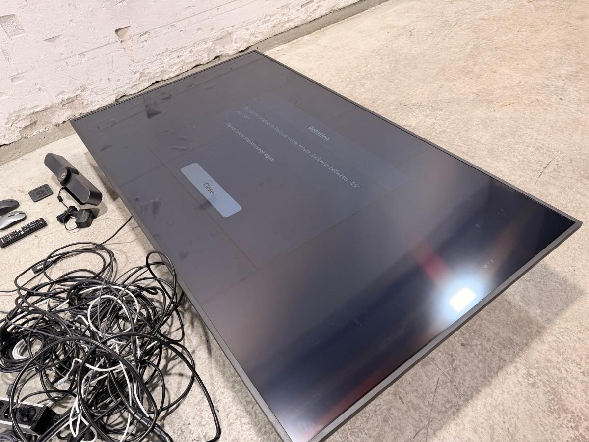 2022 Samsung QB75B 75” 4K-skjerm med Logitech MeetUp konferanseløsning