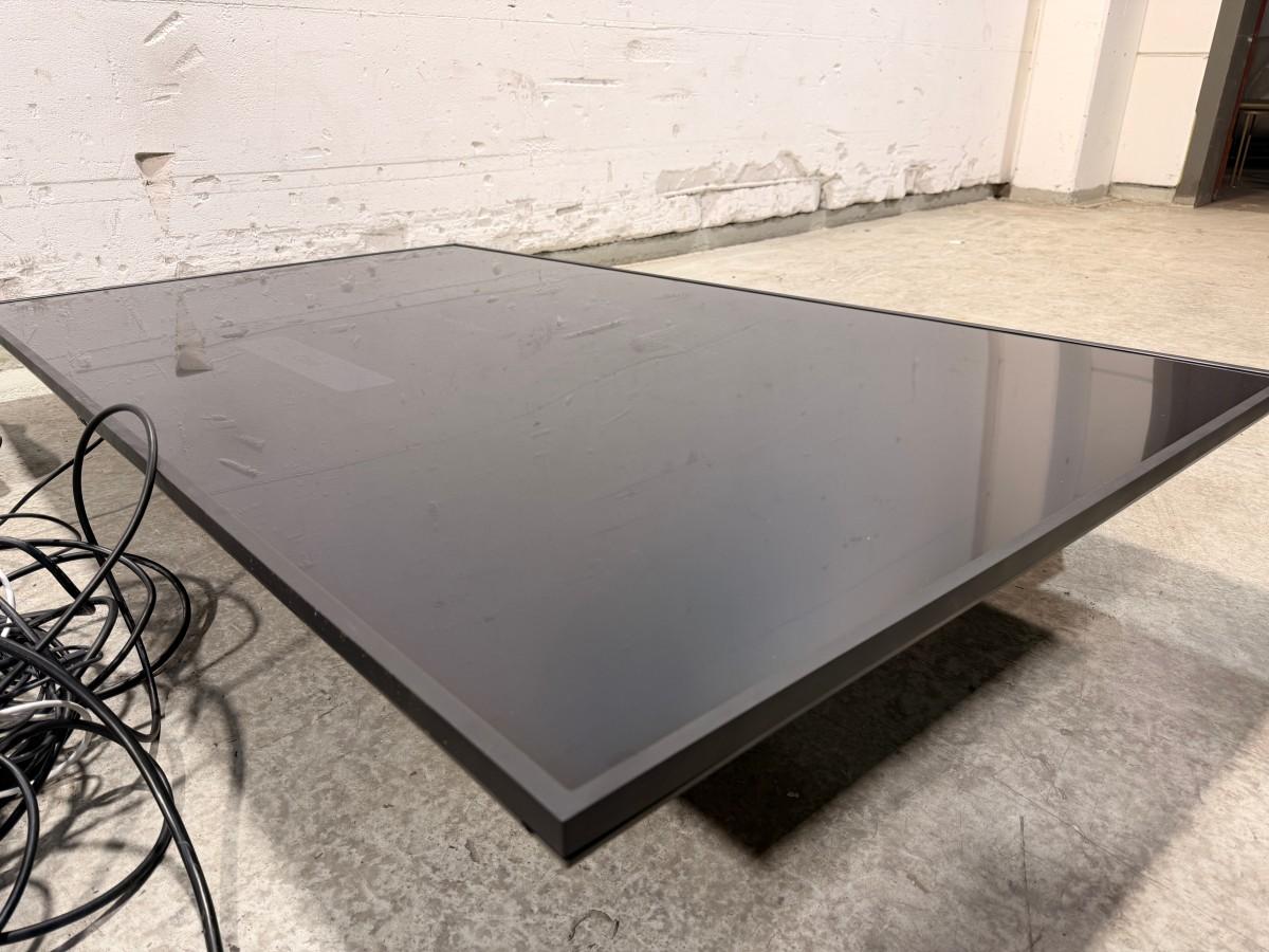 2022 Samsung QB75B 75” 4K-skjerm med Logitech MeetUp konferanseløsning