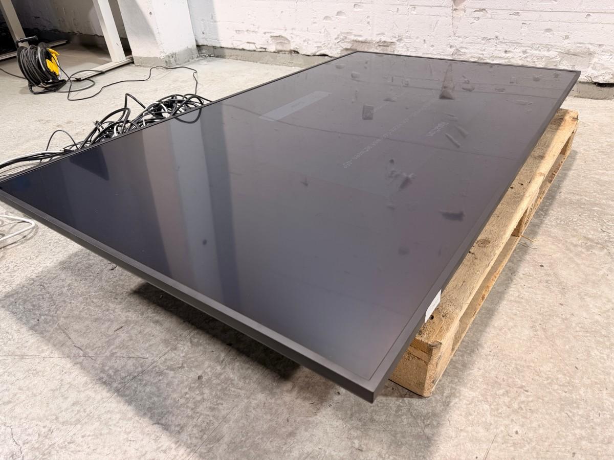2022 Samsung QB75B 75” 4K-skjerm med Logitech MeetUp konferanseløsning