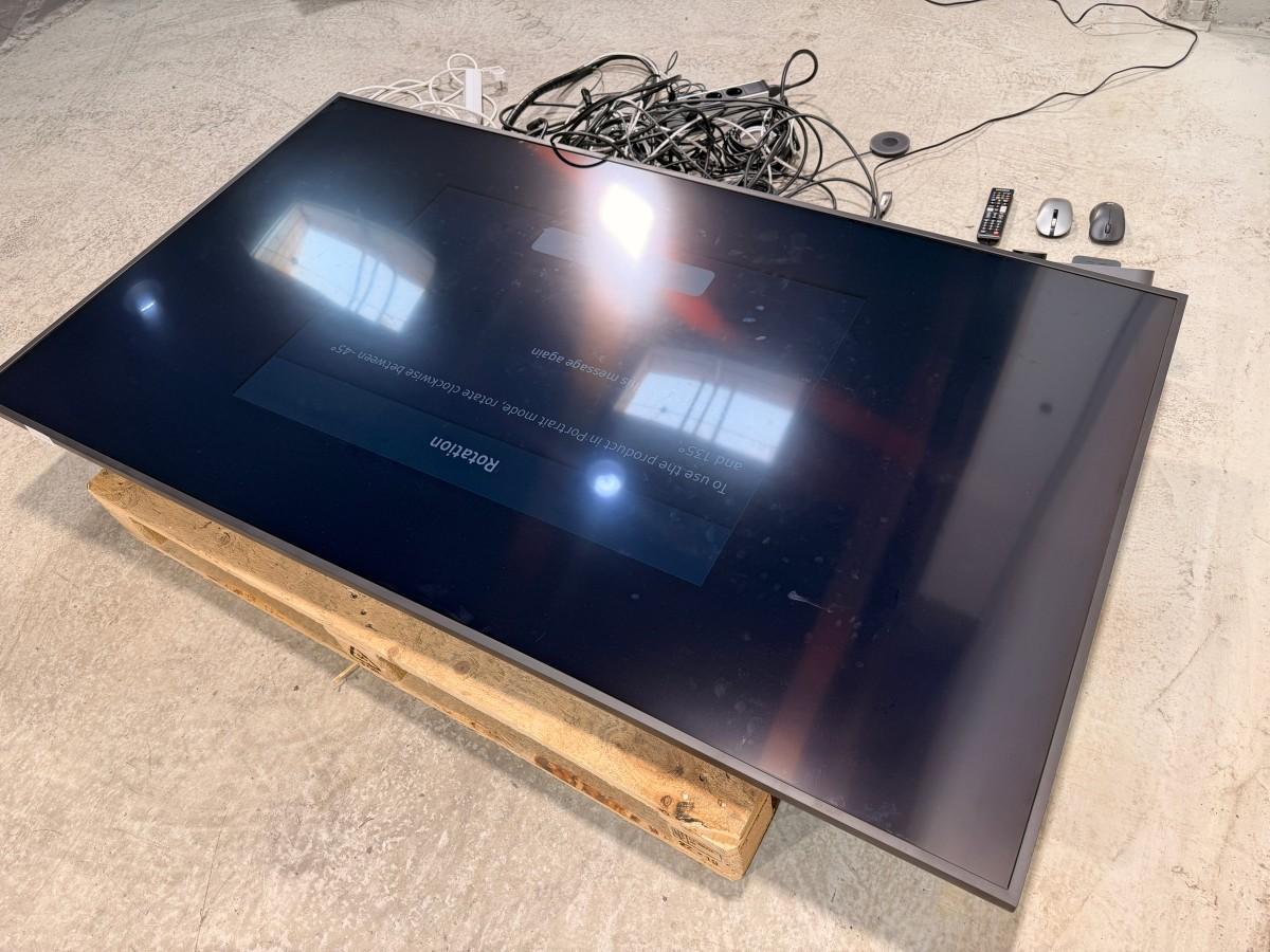 2022 Samsung QB75B 75” 4K-skjerm med Logitech MeetUp konferanseløsning