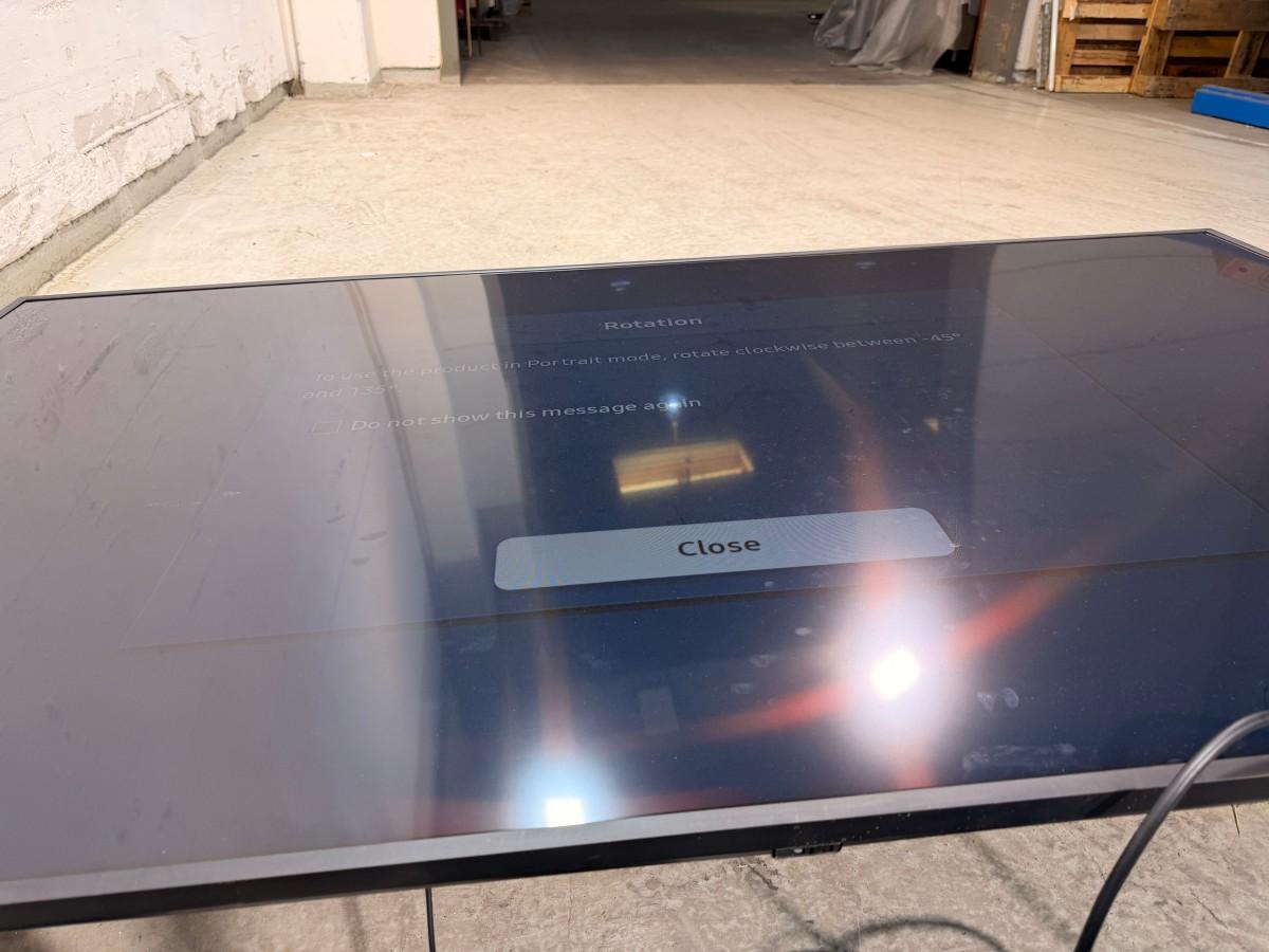2022 Samsung QB75B 75” 4K-skjerm med Logitech MeetUp konferanseløsning