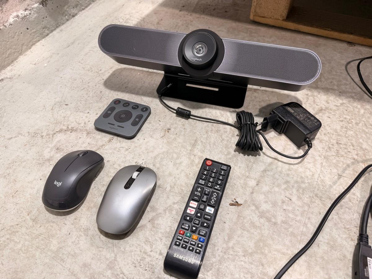 2022 Samsung QB75B 75” 4K-skjerm med Logitech MeetUp konferanseløsning