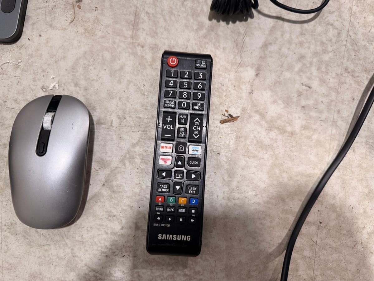2022 Samsung QB75B 75” 4K-skjerm med Logitech MeetUp konferanseløsning