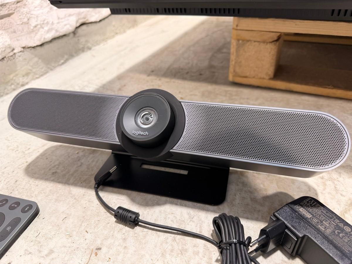 2022 Samsung QB75B 75” 4K-skjerm med Logitech MeetUp konferanseløsning