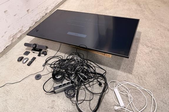 2022 Samsung QB75B 75” 4K-skjerm med Logitech MeetUp konferanseløsning