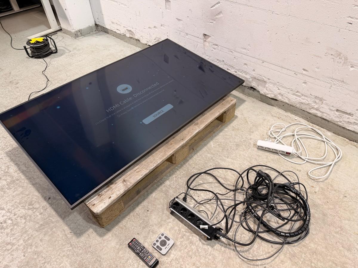 2022 Samsung QB65B 65” 4K skjerm med tilbehør