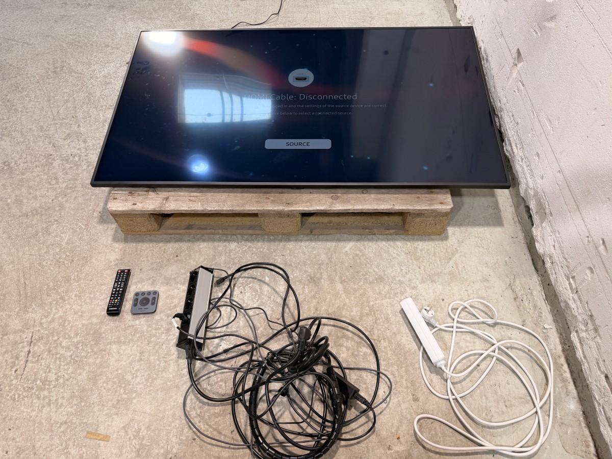 2022 Samsung QB65B 65” 4K skjerm med tilbehør