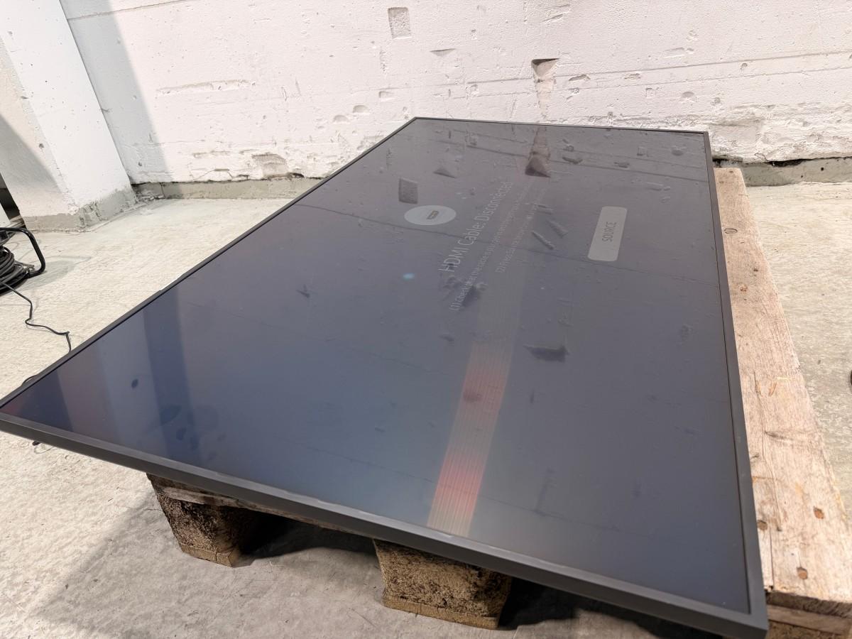 2022 Samsung QB65B 65” 4K skjerm med tilbehør