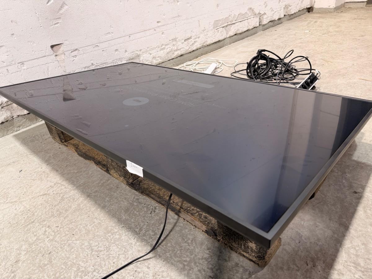 2022 Samsung QB65B 65” 4K skjerm med tilbehør