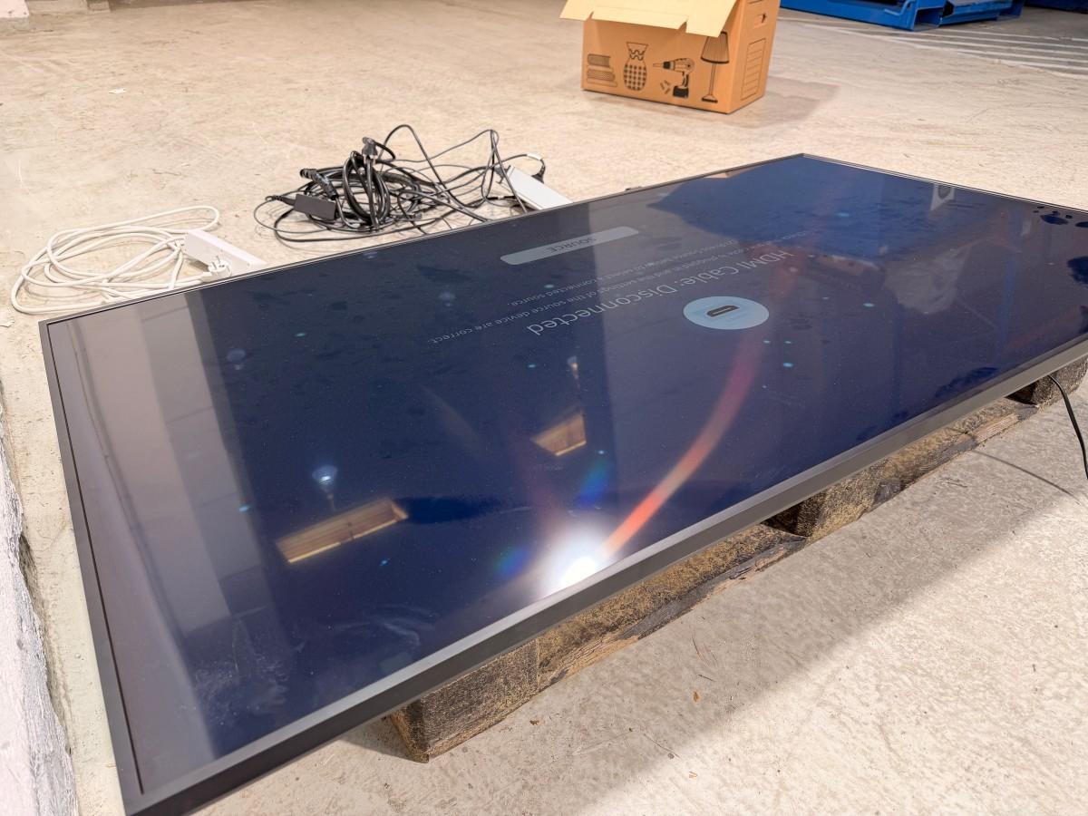 2022 Samsung QB65B 65” 4K skjerm med tilbehør