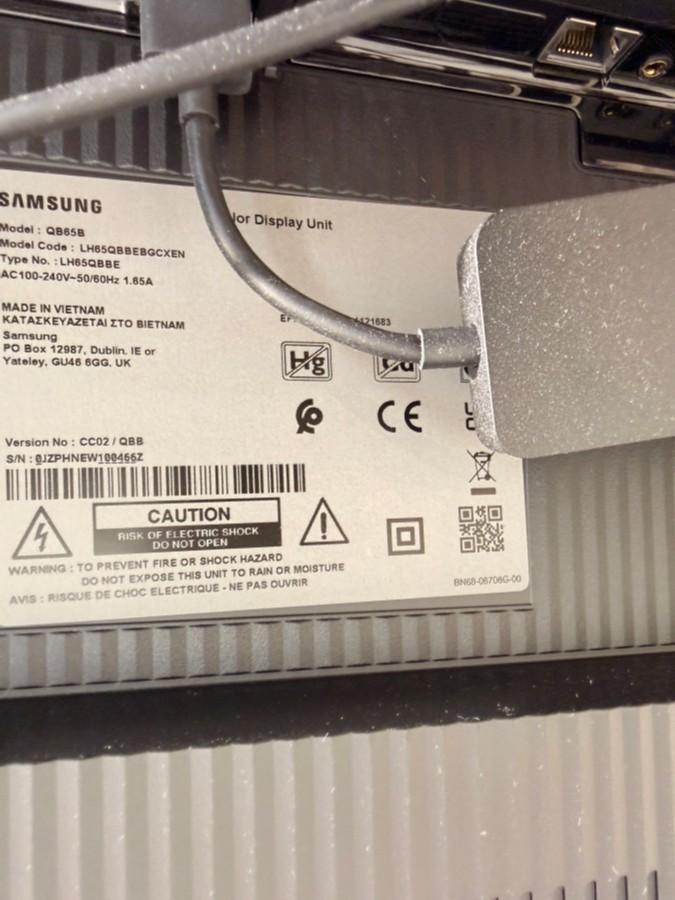 2022 Samsung QB65B 65” 4K skjerm med tilbehør