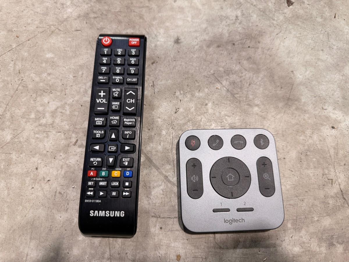 2022 Samsung QB65B 65” 4K skjerm med tilbehør