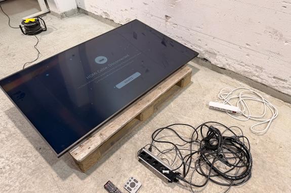 2022 Samsung QB65B 65” 4K skjerm med tilbehør