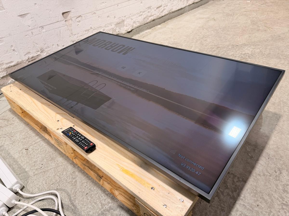 2022 Samsung QB55B 55” tommer 4K skjerm med tilbehør