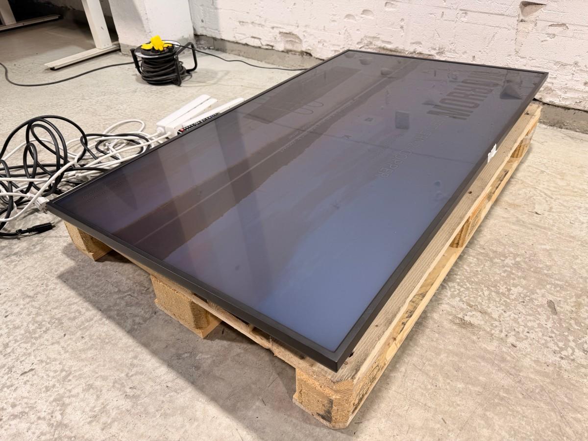 2022 Samsung QB55B 55” tommer 4K skjerm med tilbehør