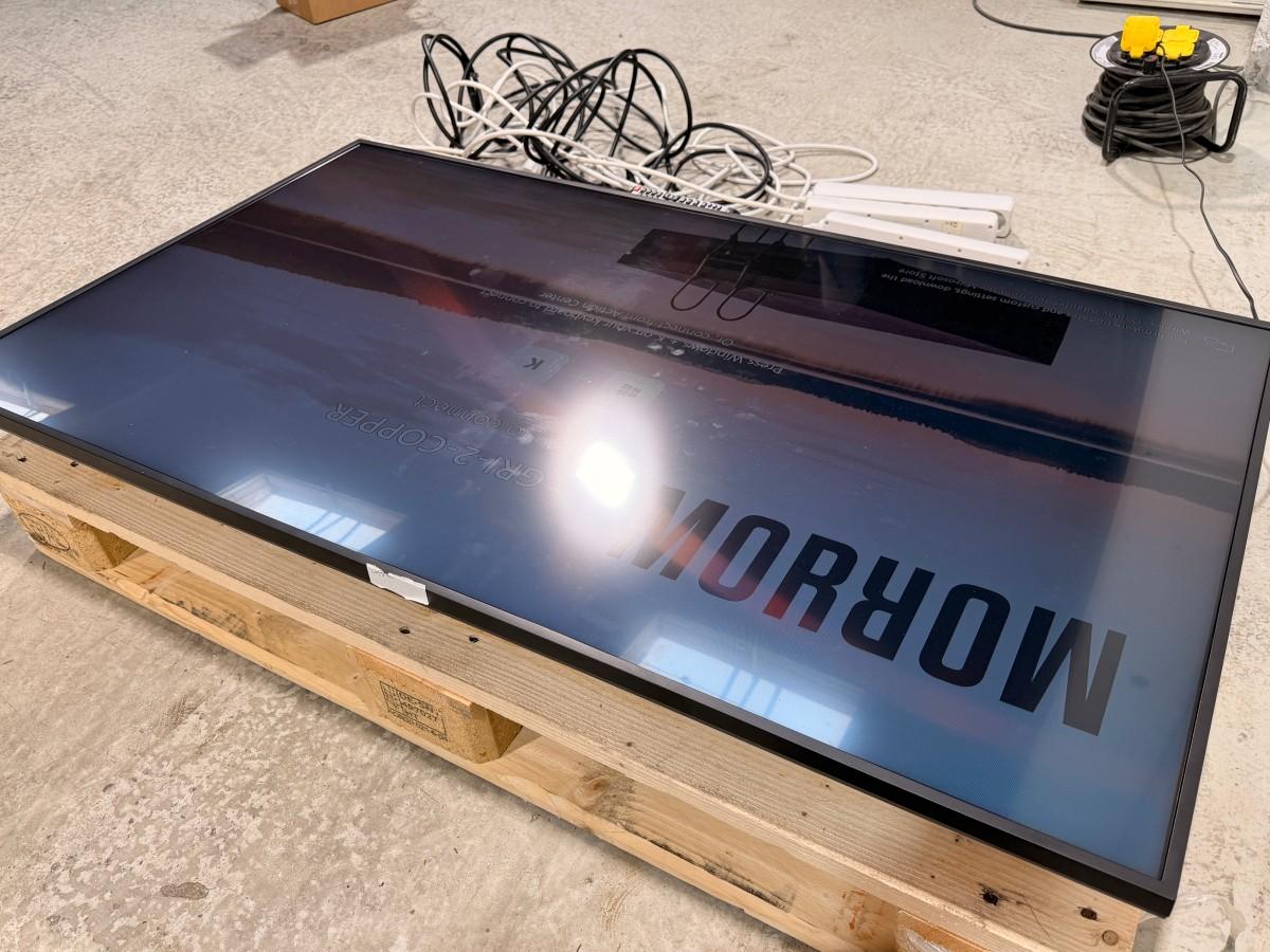 2022 Samsung QB55B 55” tommer 4K skjerm med tilbehør
