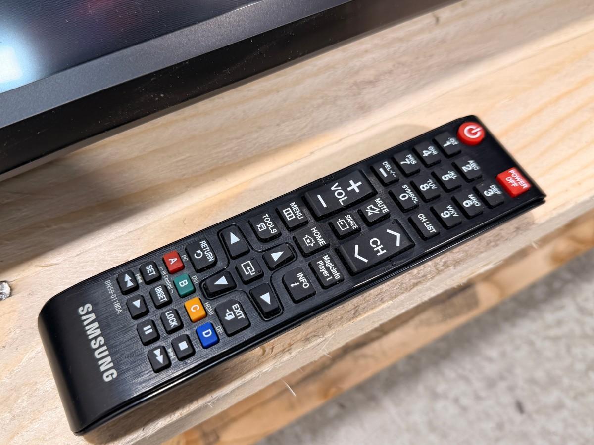 2022 Samsung QB55B 55” tommer 4K skjerm med tilbehør