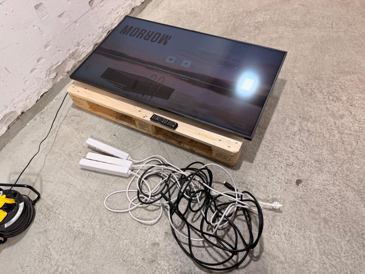 2022 Samsung QB55B 55” tommer 4K skjerm med tilbehør