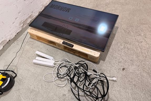 2022 Samsung QB55B 55” tommer 4K skjerm med tilbehør